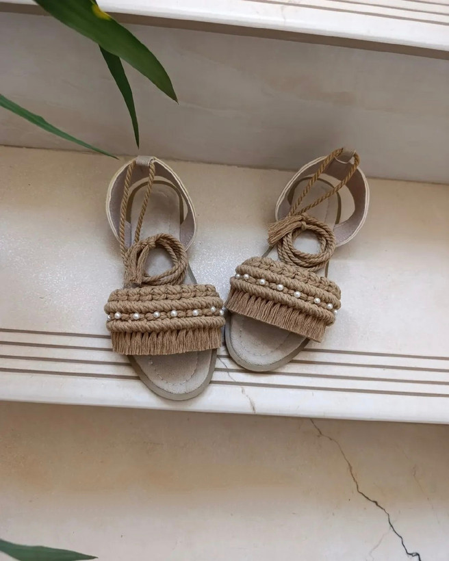 صندل مکرومه کرمی با مروارید سفید